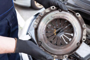 چالش یافتن قطعه و استادکار ماهر برای کوبیدن دیسک و صفحه کلاچ